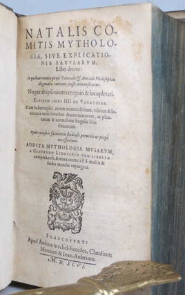 Mythologiæ, sive Explicationis Fabularum, Libri Decem. In Quibus Omnia Propè Naturalis & Moralis Philosophiæ Dogmata Contenta fuisse Demonstratur. Nuper ab ipso Autore Recogniti & Locupletati. Eiusdem Libri IIII de Venatione… Addita Mythologia Musarum, a Geofredo Linocerio uno Libello Comprehensa, & nunc Recens à F.S. Multis & Fœdis Mendis Expurgata.